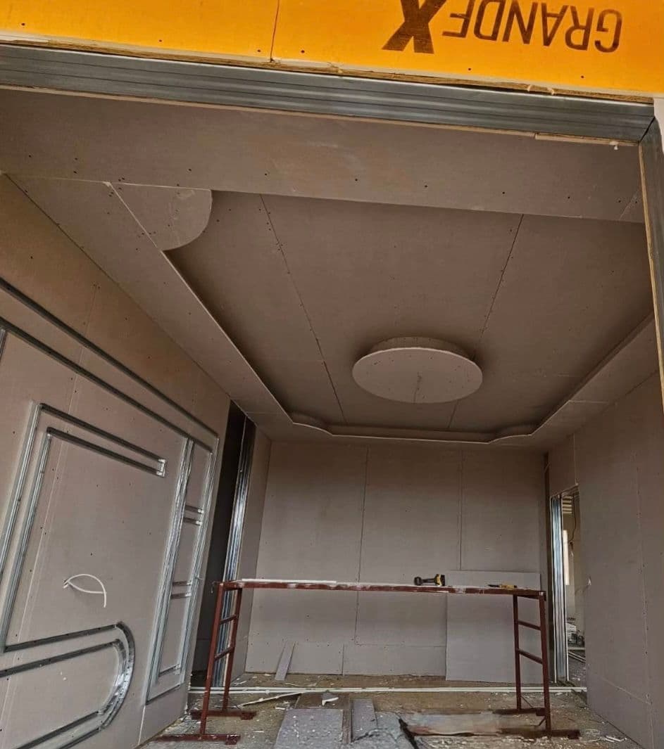 Alçıpan asma tavan; kademeli iki katlı kutu bölümü, alttan çekim, koridor.